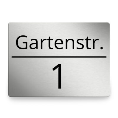 Hausnummer mit Straßennamen außen angebracht