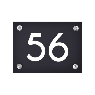 Hausnummernschild Nummer 56 in weiß auf schwarzem Untergrund
