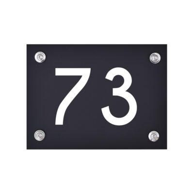 Hausnummernschild Nummer 73 schwarz-weiß