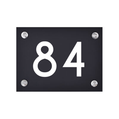 Hausnummernschild Nummer 84 schwarz-weiß