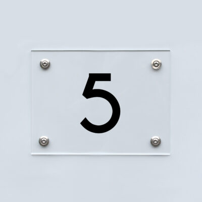 Hausnummernschild Nummer 5 schwarz auf transparentem Acryl