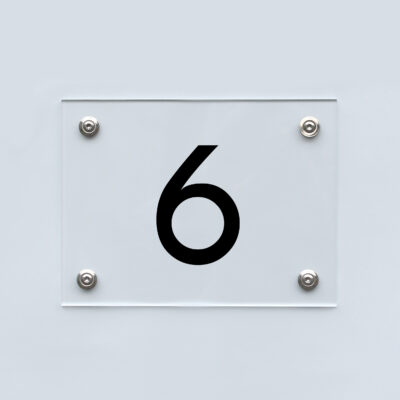 Hausnummernschild Nummer 6, schwarze Schrift auf transparentem Acryl