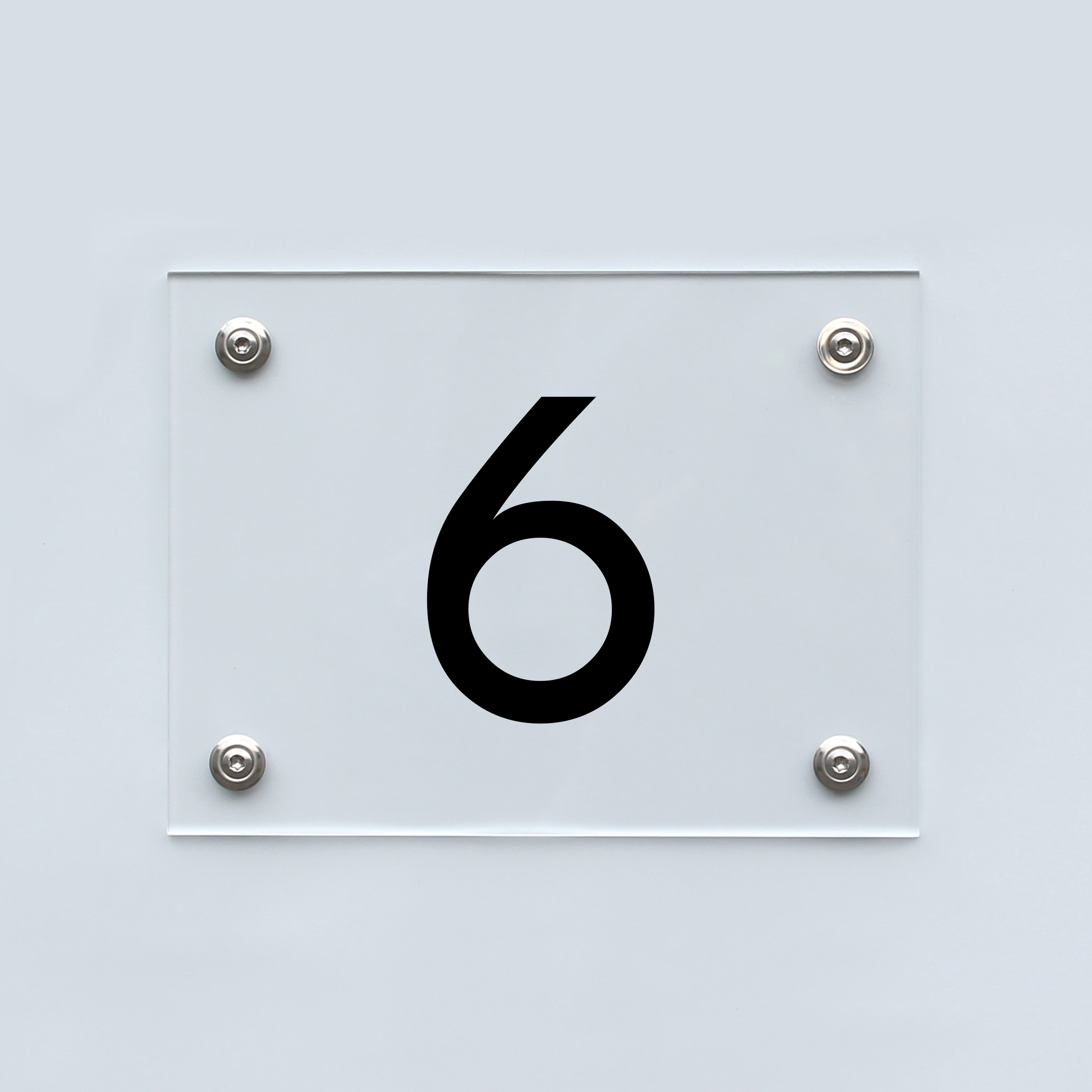 Hausnummernschild Nummer 6, schwarze Schrift auf transparentem Acryl
