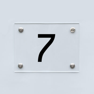 Hausnummernschild Nummer 7, transparentes Acryl mit schwarzer Schrift